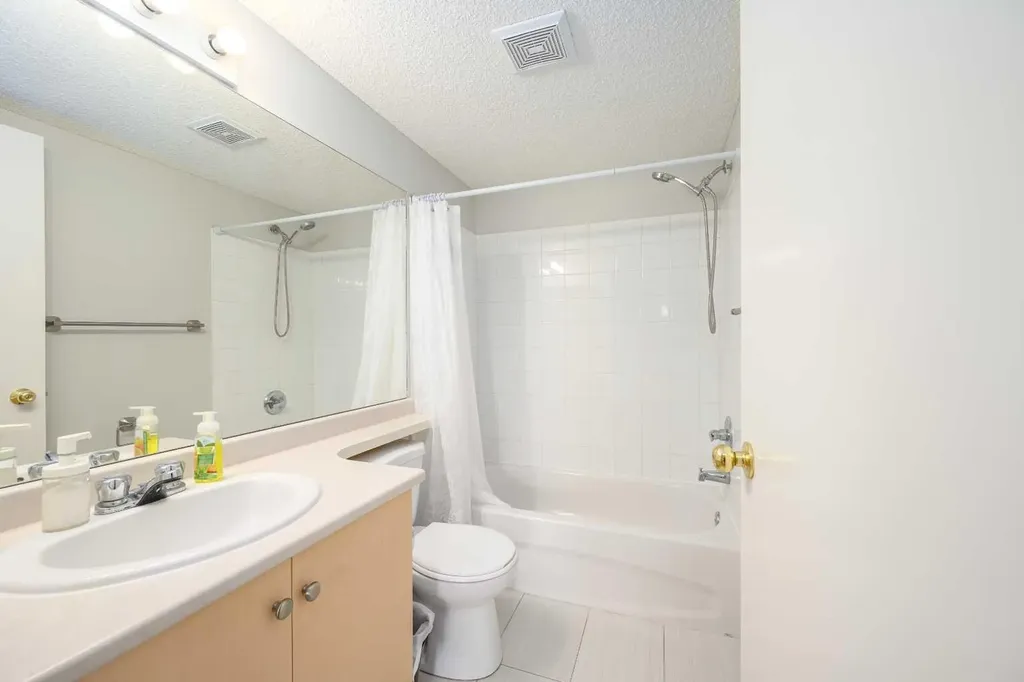 17 Country Village Bay NE Calgary AB T3K 5Z3