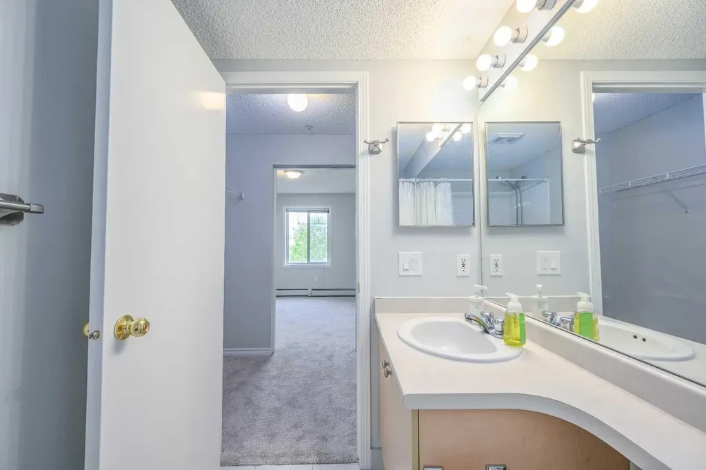 17 Country Village Bay NE Calgary AB T3K 5Z3
