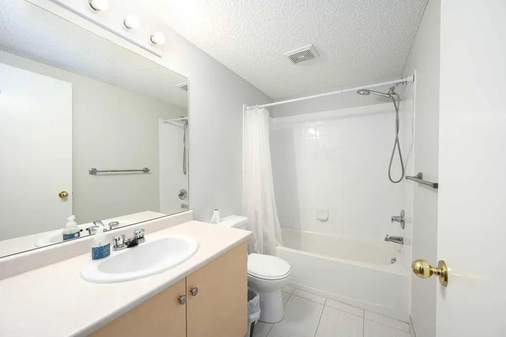 17 Country Village Bay NE Calgary AB T3K 5Z3