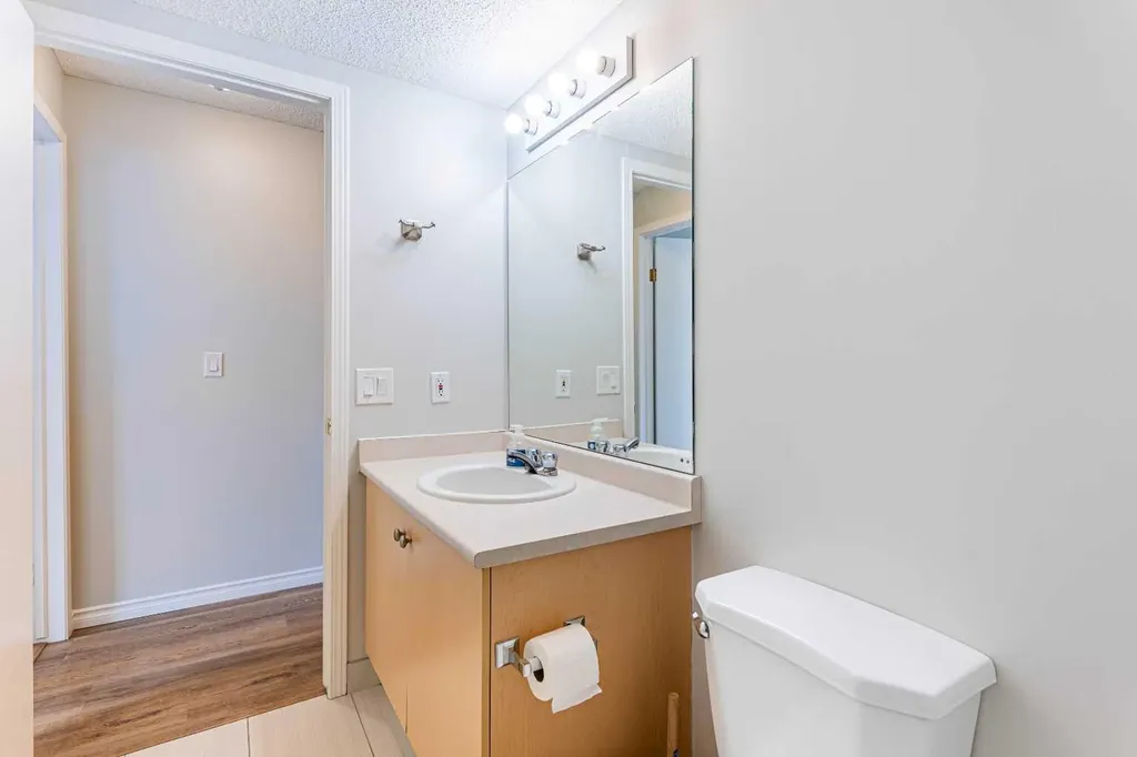 17 Country Village Bay NE Calgary AB T3K 5Z3