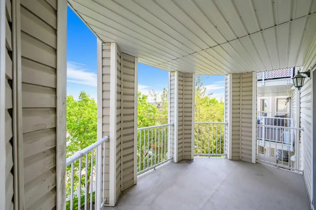 17 Country Village Bay NE Calgary AB T3K 5Z3