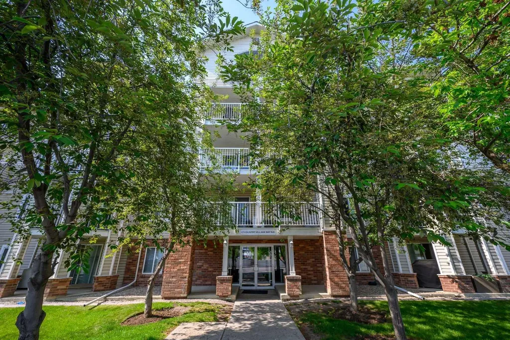 17 Country Village Bay NE Calgary AB T3K 5Z3