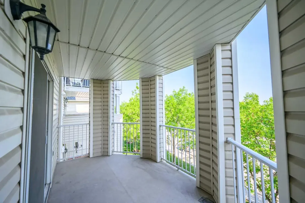 17 Country Village Bay NE Calgary AB T3K 5Z3