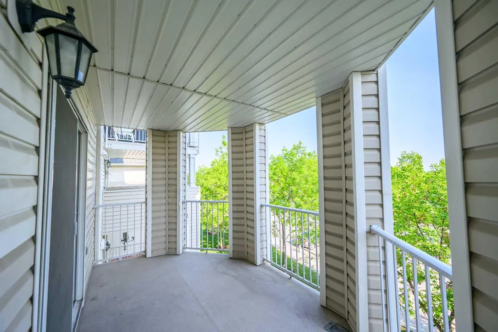 17 Country Village Bay NE Calgary AB T3K 5Z3