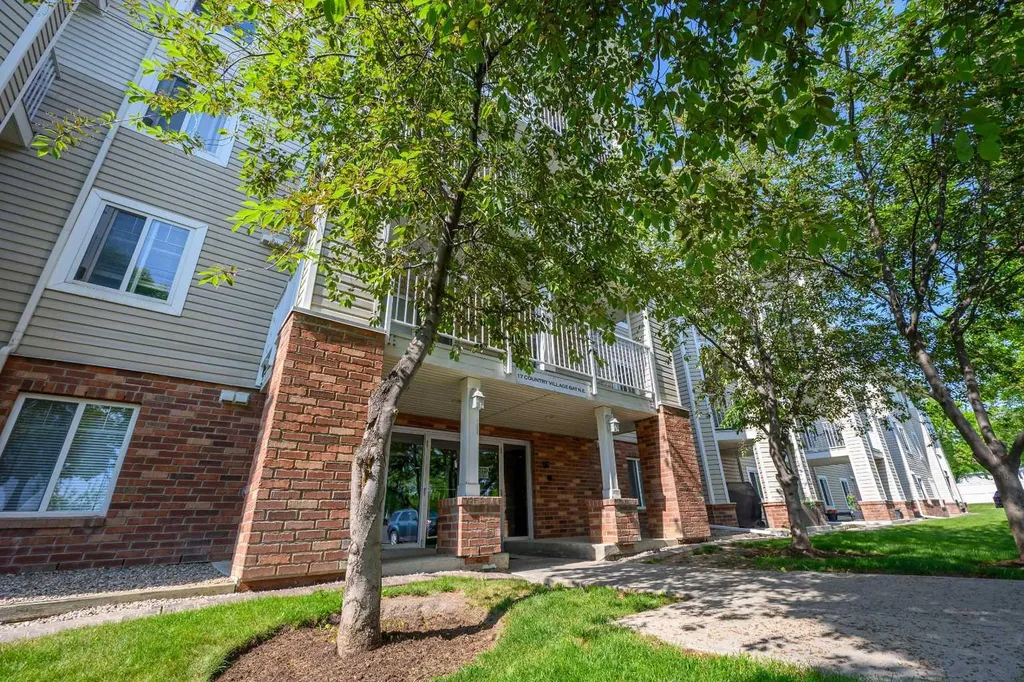 17 Country Village Bay NE Calgary AB T3K 5Z3