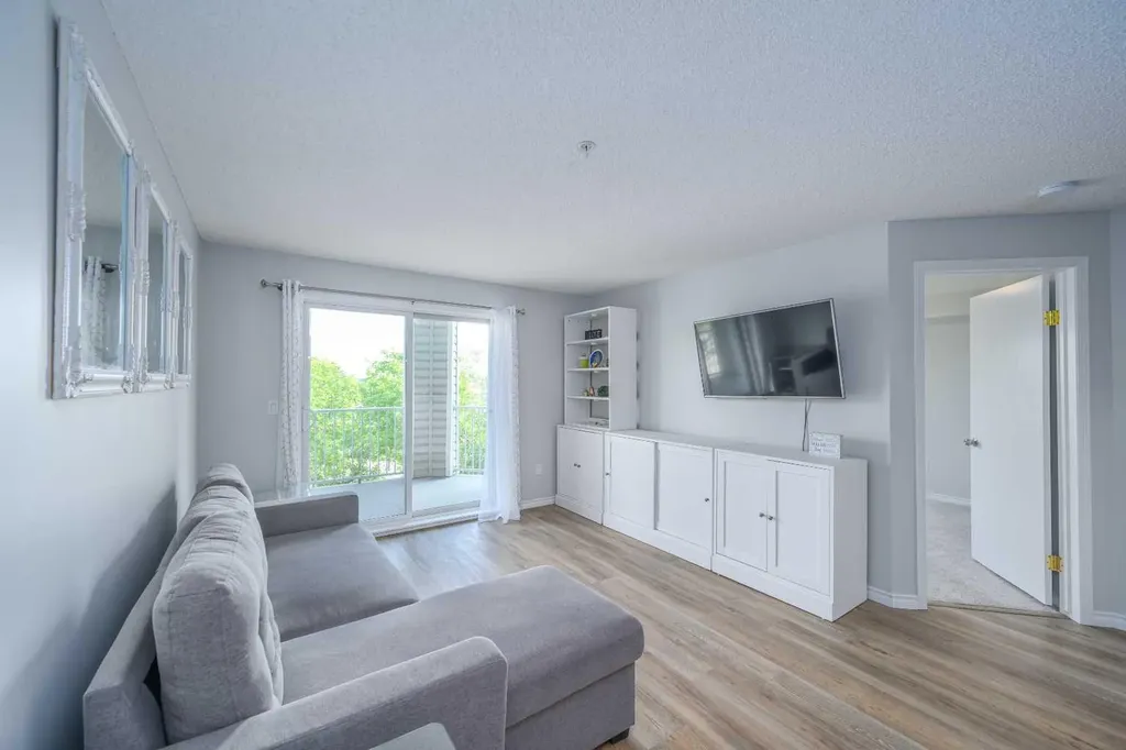17 Country Village Bay NE Calgary AB T3K 5Z3
