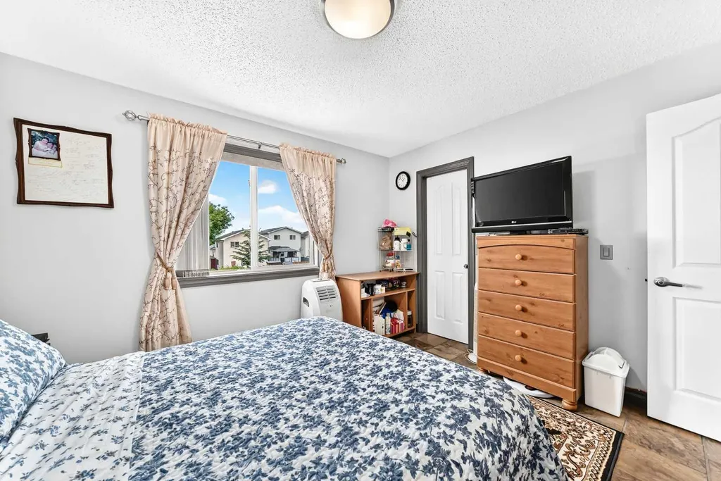 283 Applestone Park SE Calgary AB T2A 7W3