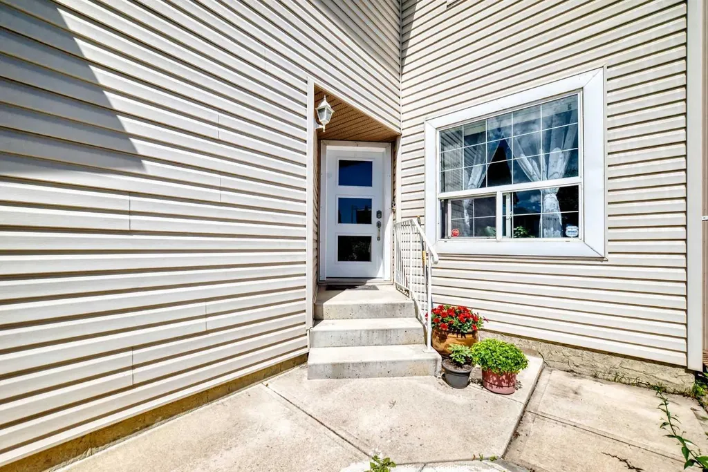 283 Applestone Park SE Calgary AB T2A 7W3
