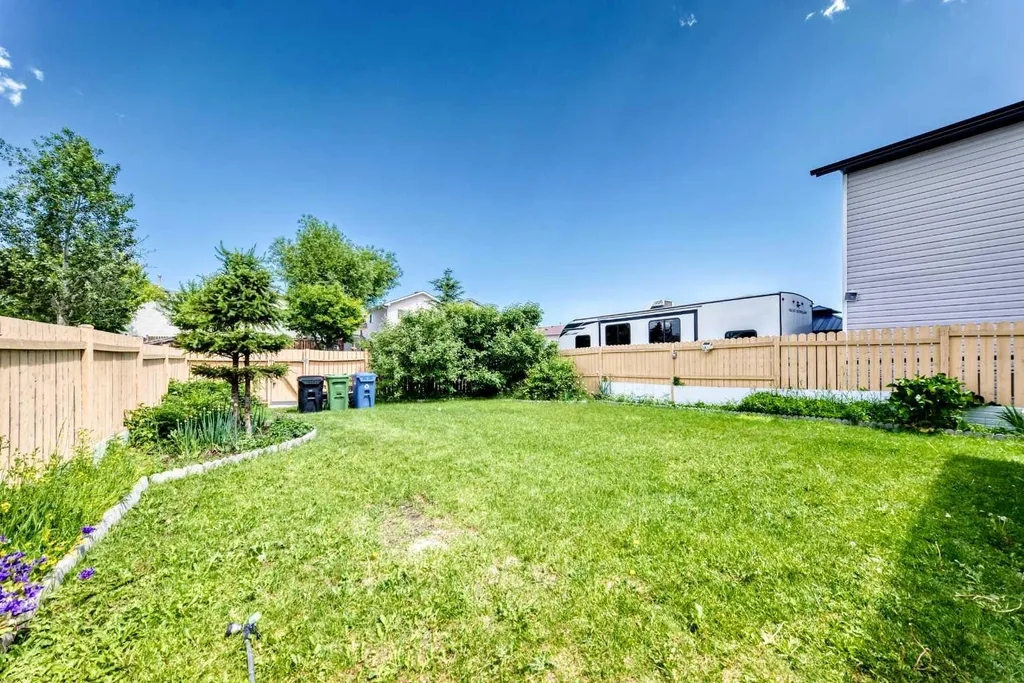 283 Applestone Park SE Calgary AB T2A 7W3