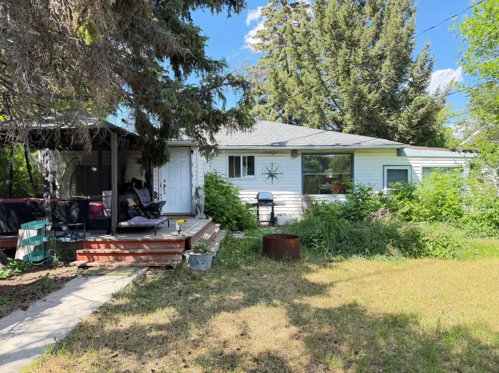 8131 44 Avenue NW Calgary AB T3B 1Y1
