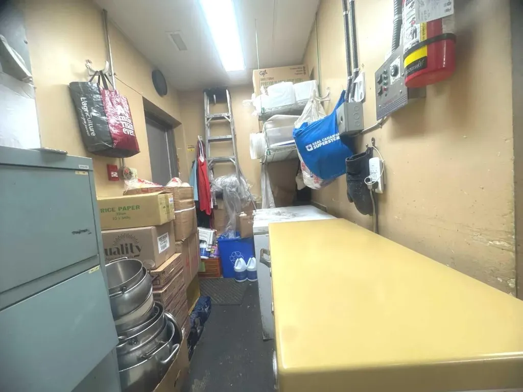 11225 30 Street SW Calgary AB T2W 4N5