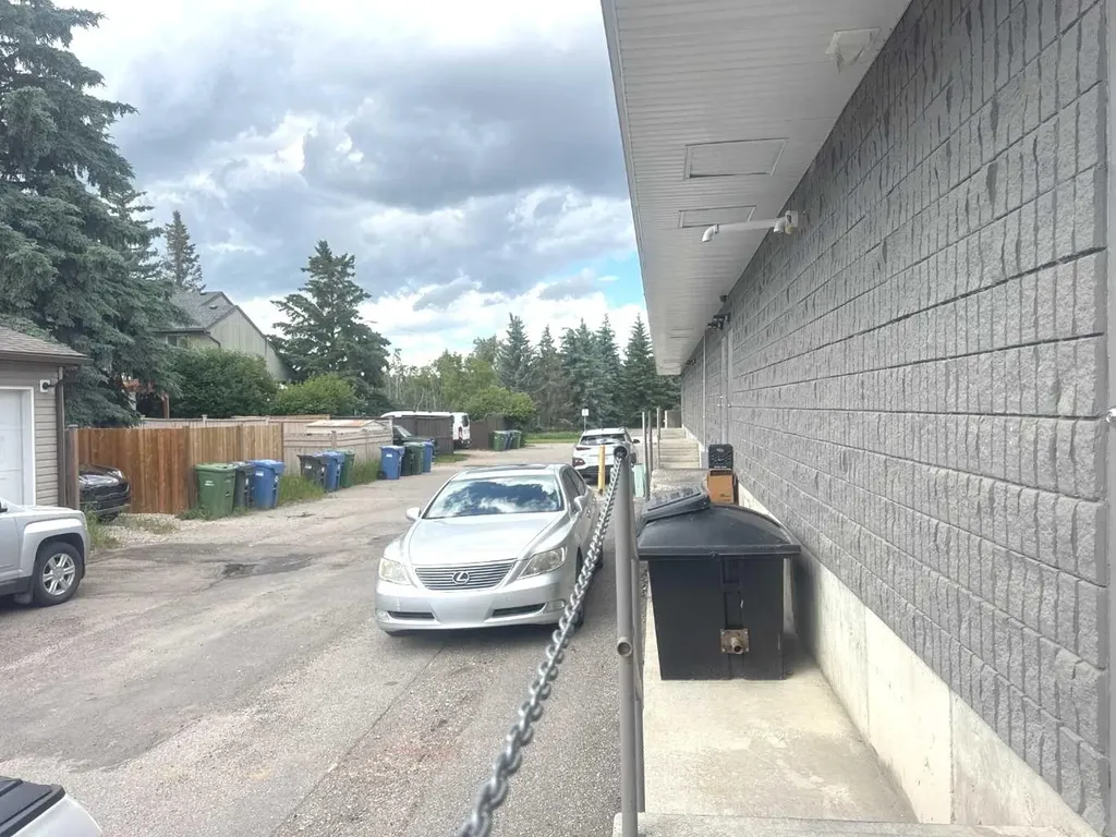 11225 30 Street SW Calgary AB T2W 4N5