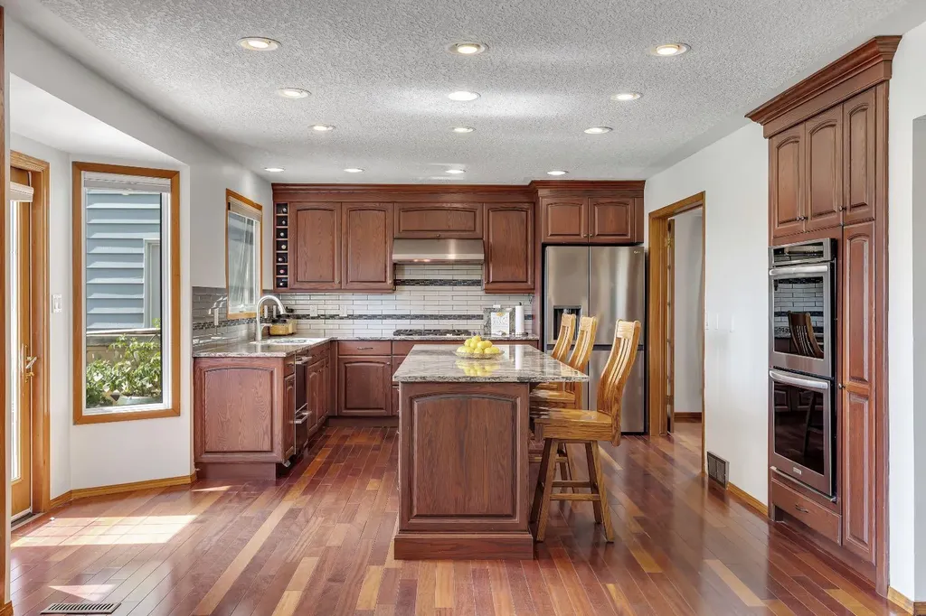 24 Woodgrove Crescent SW Calgary AB T2W 3Z1