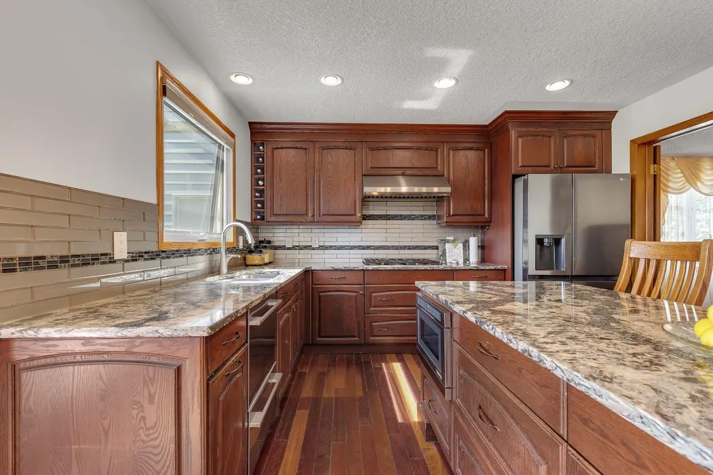 24 Woodgrove Crescent SW Calgary AB T2W 3Z1