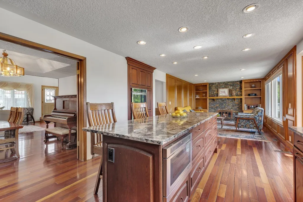 24 Woodgrove Crescent SW Calgary AB T2W 3Z1