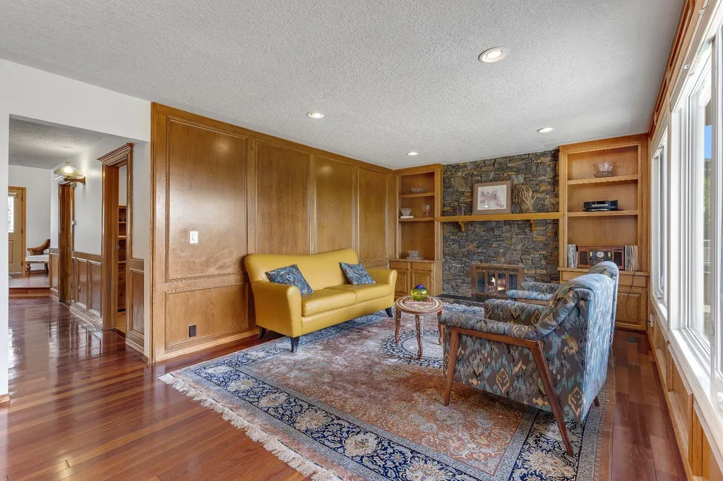 24 Woodgrove Crescent SW Calgary AB T2W 3Z1