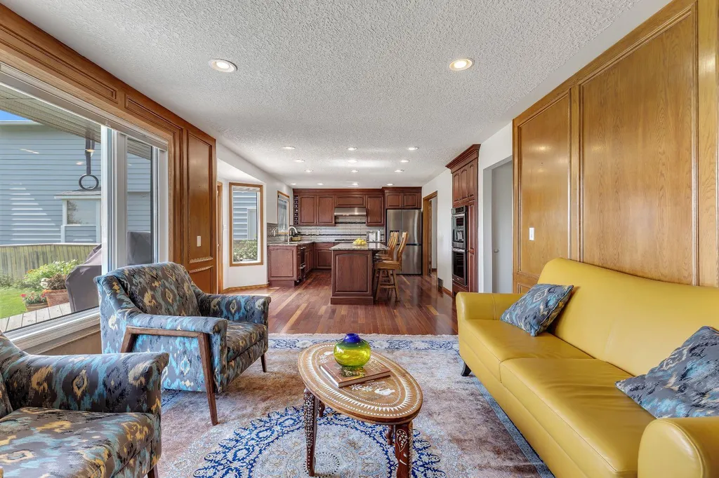 24 Woodgrove Crescent SW Calgary AB T2W 3Z1