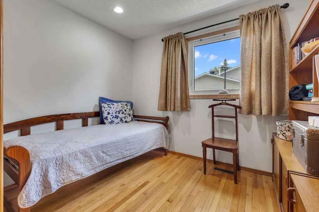 24 Woodgrove Crescent SW Calgary AB T2W 3Z1
