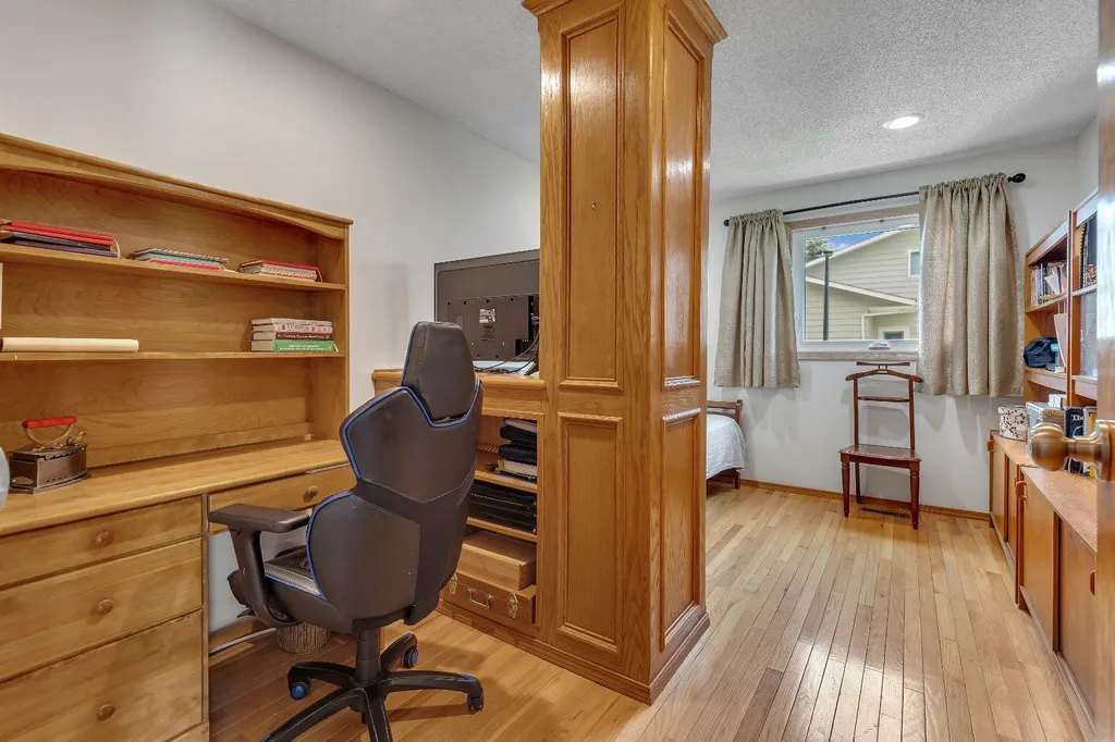 24 Woodgrove Crescent SW Calgary AB T2W 3Z1