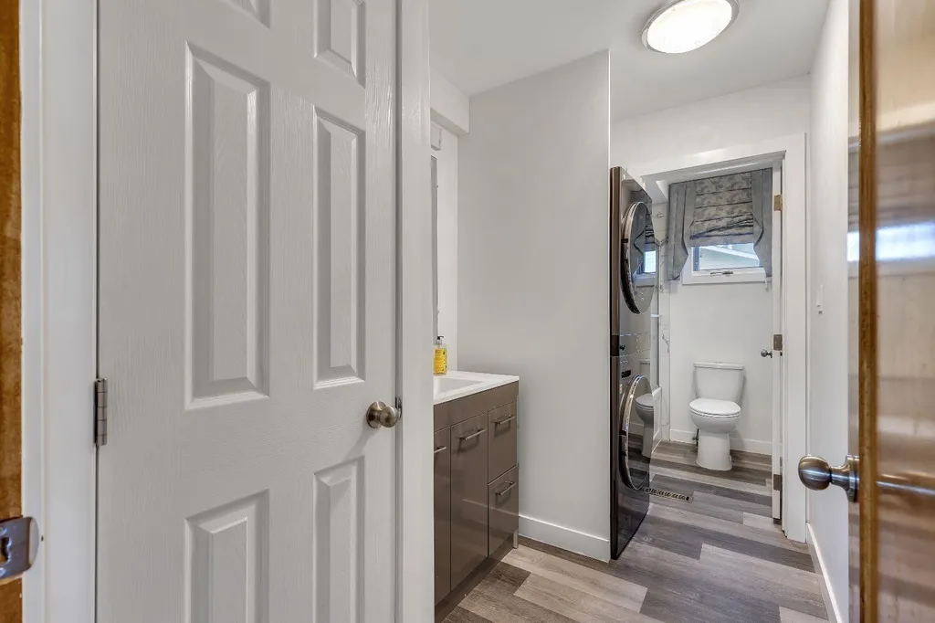 24 Woodgrove Crescent SW Calgary AB T2W 3Z1