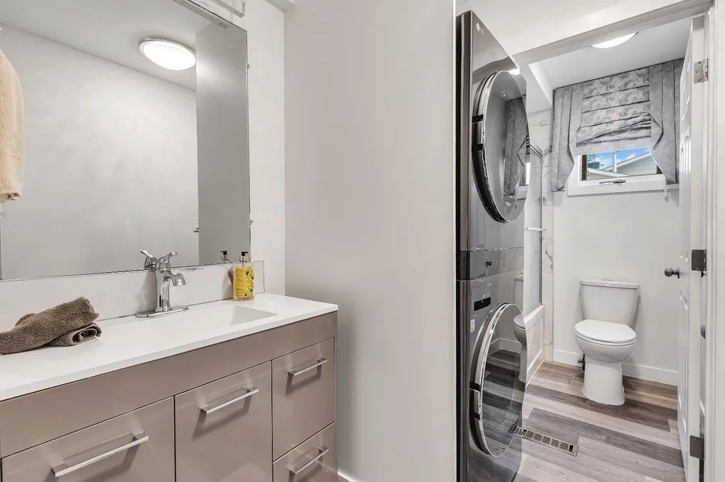 24 Woodgrove Crescent SW Calgary AB T2W 3Z1