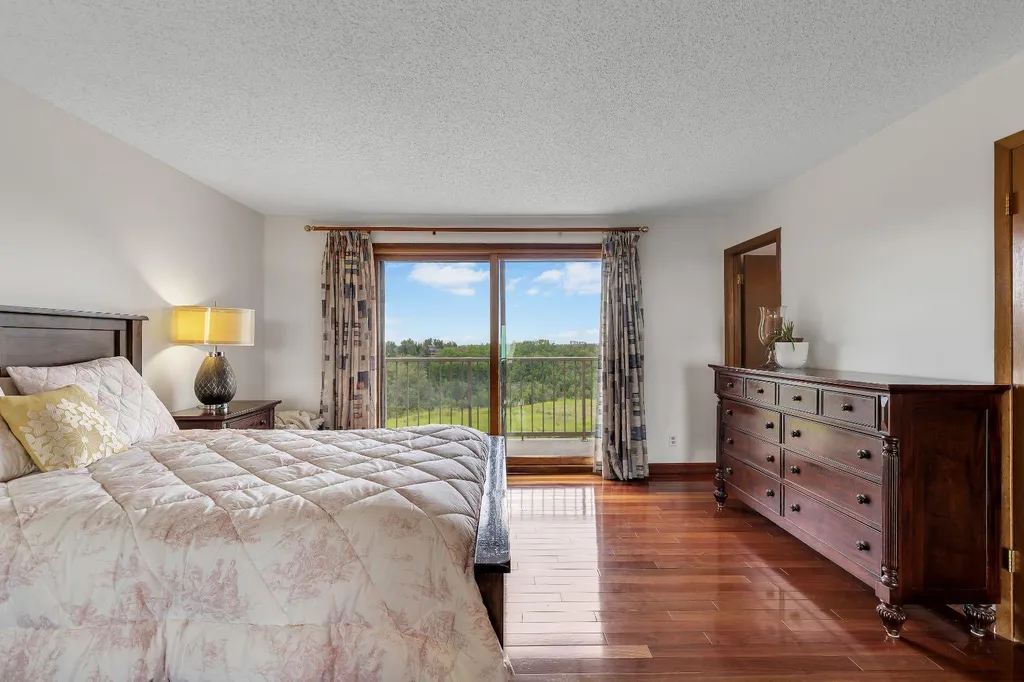 24 Woodgrove Crescent SW Calgary AB T2W 3Z1