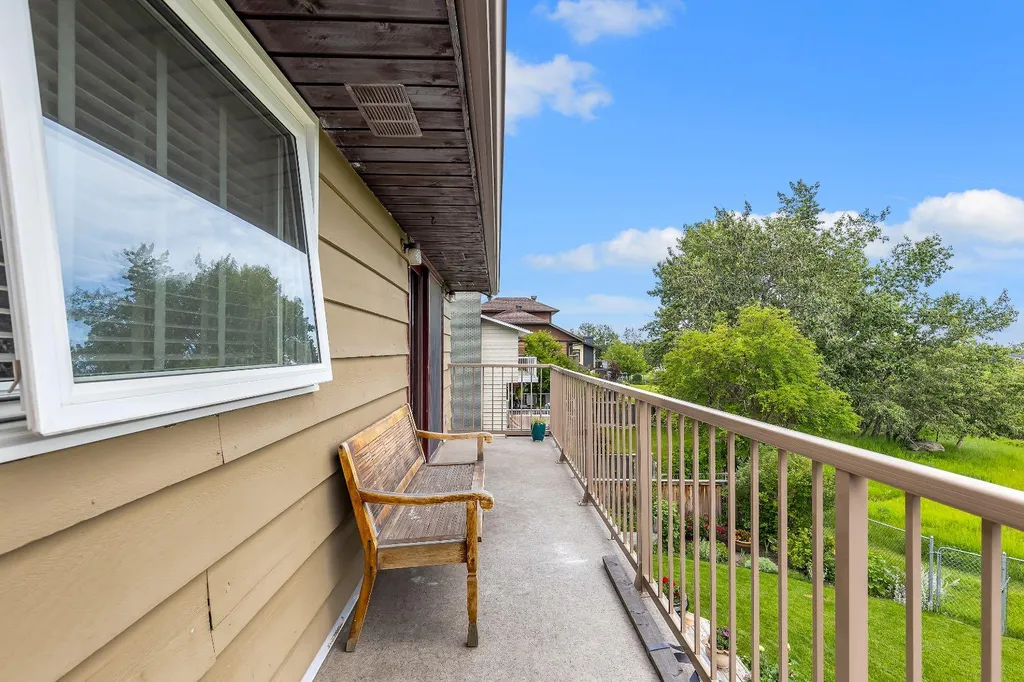 24 Woodgrove Crescent SW Calgary AB T2W 3Z1