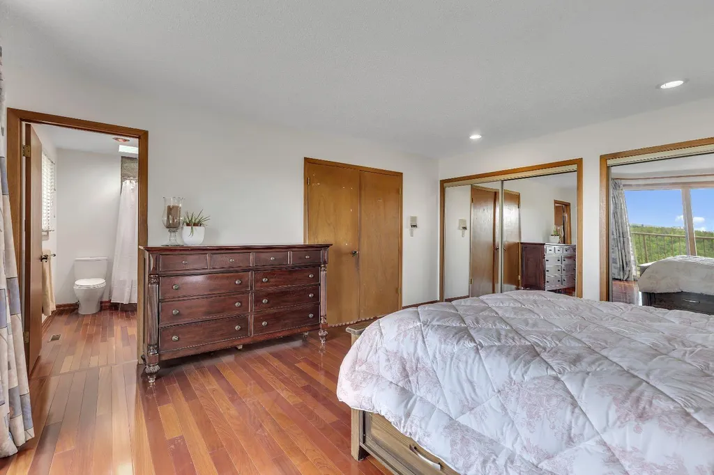 24 Woodgrove Crescent SW Calgary AB T2W 3Z1