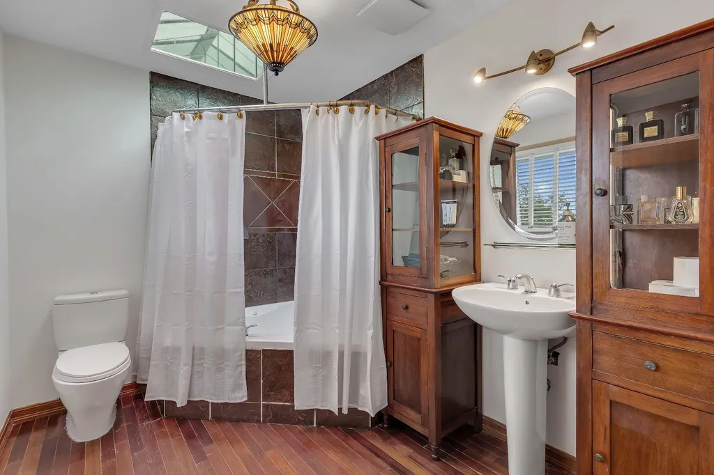 24 Woodgrove Crescent SW Calgary AB T2W 3Z1