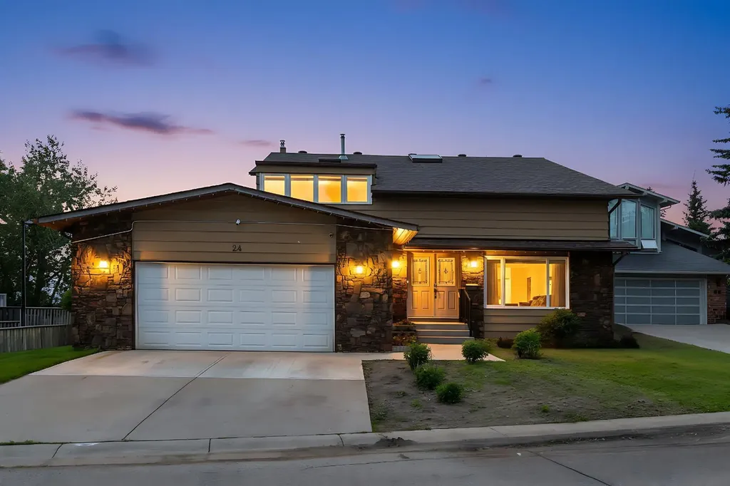 24 Woodgrove Crescent SW Calgary AB T2W 3Z1