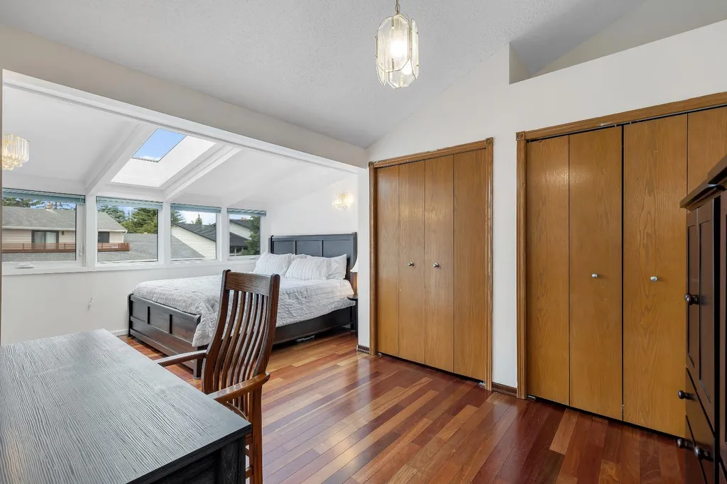 24 Woodgrove Crescent SW Calgary AB T2W 3Z1