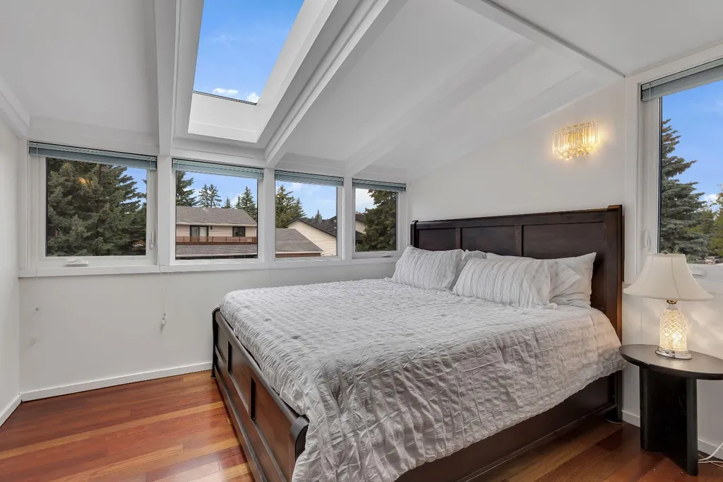 24 Woodgrove Crescent SW Calgary AB T2W 3Z1