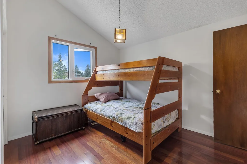 24 Woodgrove Crescent SW Calgary AB T2W 3Z1