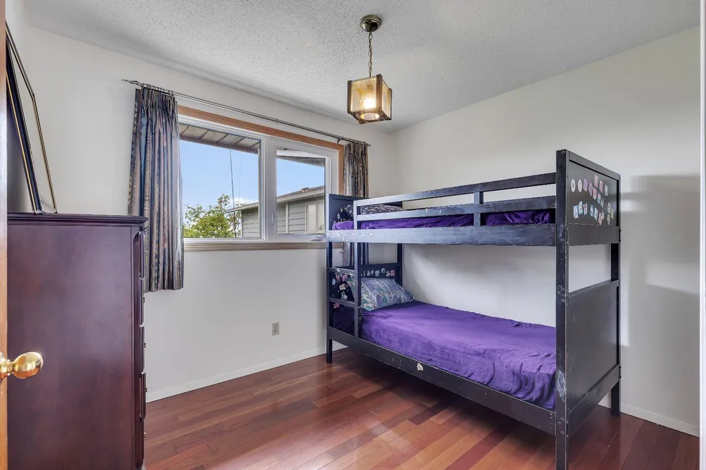 24 Woodgrove Crescent SW Calgary AB T2W 3Z1