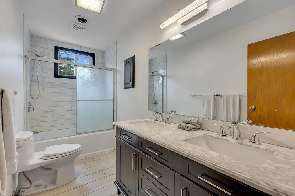 24 Woodgrove Crescent SW Calgary AB T2W 3Z1