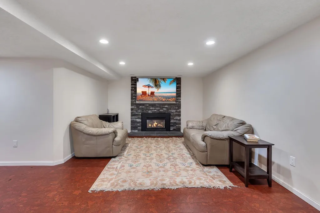 24 Woodgrove Crescent SW Calgary AB T2W 3Z1