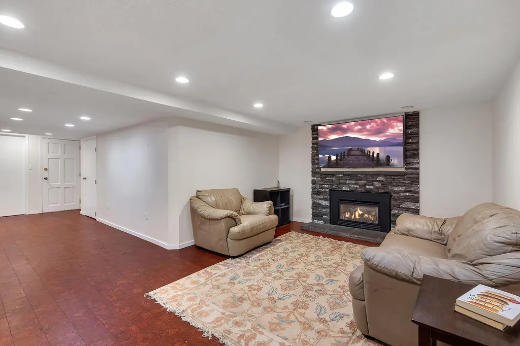 24 Woodgrove Crescent SW Calgary AB T2W 3Z1