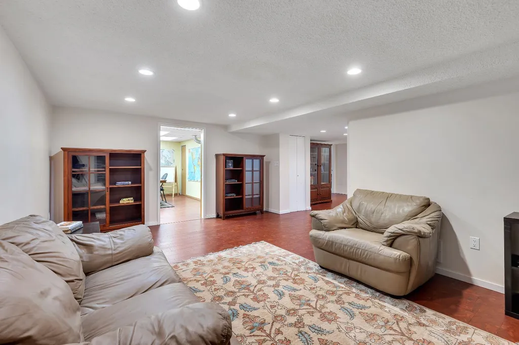 24 Woodgrove Crescent SW Calgary AB T2W 3Z1