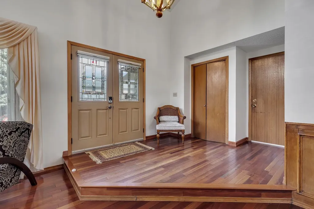 24 Woodgrove Crescent SW Calgary AB T2W 3Z1