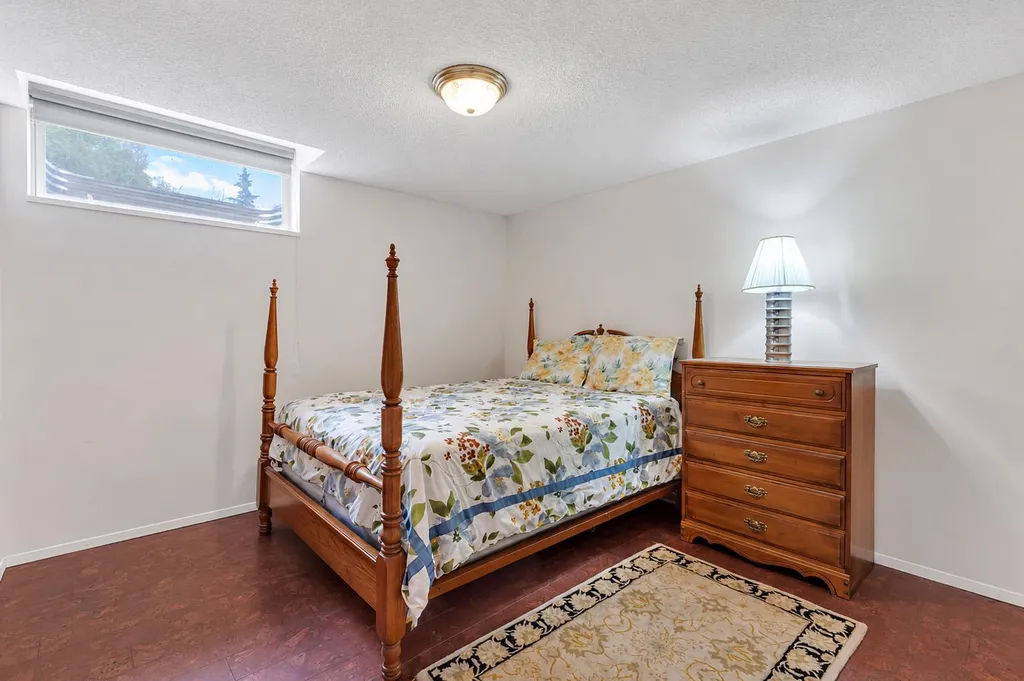 24 Woodgrove Crescent SW Calgary AB T2W 3Z1