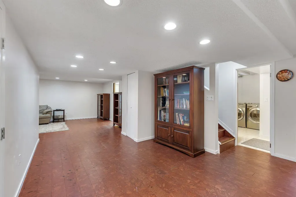 24 Woodgrove Crescent SW Calgary AB T2W 3Z1