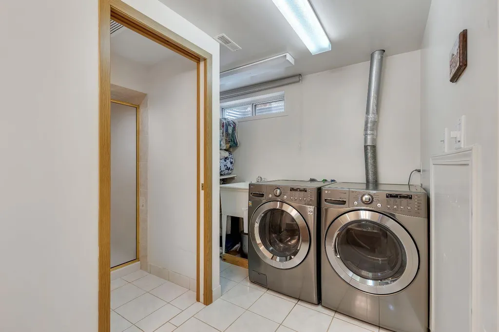 24 Woodgrove Crescent SW Calgary AB T2W 3Z1