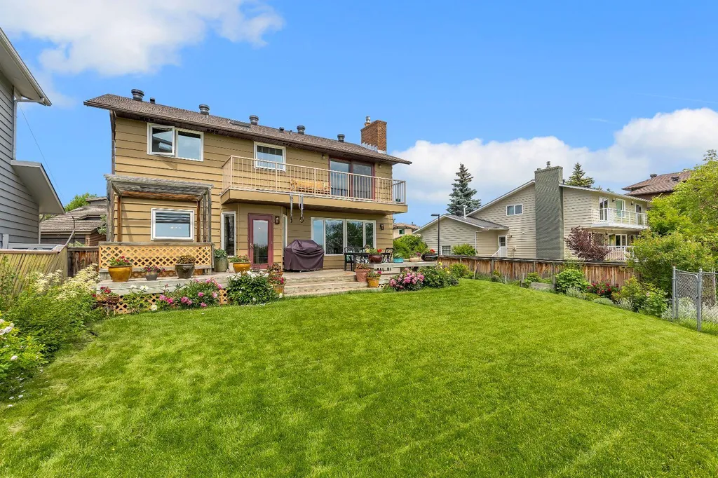24 Woodgrove Crescent SW Calgary AB T2W 3Z1
