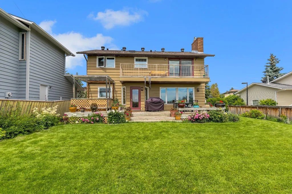 24 Woodgrove Crescent SW Calgary AB T2W 3Z1