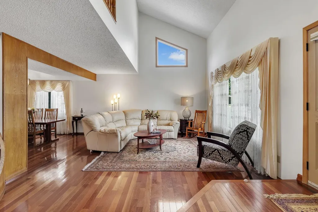24 Woodgrove Crescent SW Calgary AB T2W 3Z1
