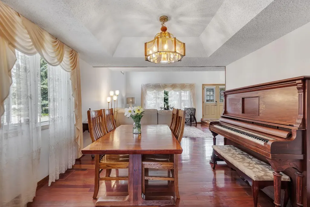 24 Woodgrove Crescent SW Calgary AB T2W 3Z1