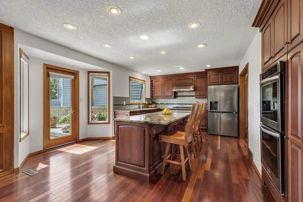 24 Woodgrove Crescent SW Calgary AB T2W 3Z1