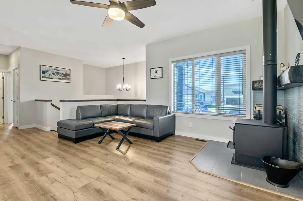674 Anderson Close NW Diamond Valley AB T0L 2A0