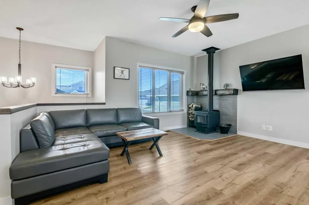 674 Anderson Close NW Diamond Valley AB T0L 2A0