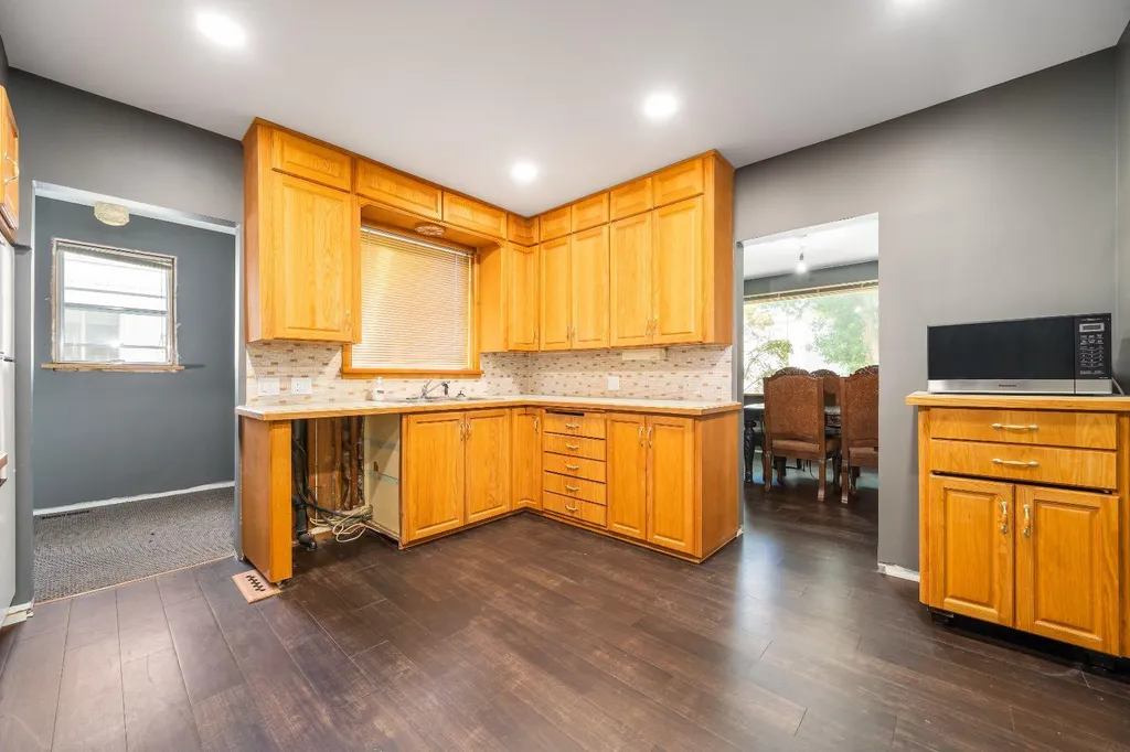 121 5 Street SE Medicine Hat AB T1A 0M4